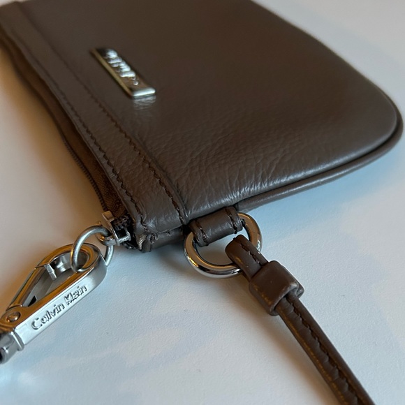 Calvin Klein Wristlet ✨ - Picture 5 of 13